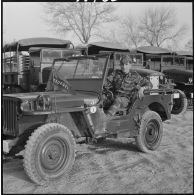 [Cantonnement du commando Georges, à la ferme Carafon. Soldat posant au volant d'une jeep.]