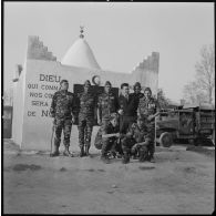 [Cantonnement du commando Georges, à la ferme Carafon. Soldats du commando et de l'armée de l'Air posant devant le marabout.]