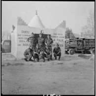 [Cantonnement du commando Georges, à la ferme Carafon. Soldats du commando posant devant le marabout.]