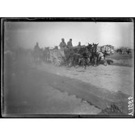 Sakulevo. Russes venant se ravitailler. [légende d'origine]