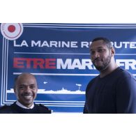 Portrait de monsieur Boris Diaw, joueur international de basket-ball et capitaine de l'équipe de France, en compagnie du chef du CIRFA de Paris.