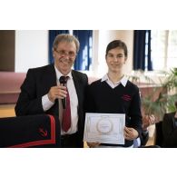 Portrait de monsieur Jean Pruvost, lexicologue, en compagnie d'un lauréat lors de la remise des prix du Plumier d'or au pavillon de musique de la Maison d'éducation de la Légion d'honneur à Saint-Denis.