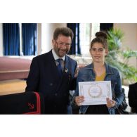 Portrait de monsieur Dominique Le Brun, écrivain de Marine, en compagnie d'un lauréat lors de la remise des prix du Plumier d'or au pavillon de musique de la Maison d'éducation de la Légion d'honneur à Saint-Denis.