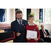 Portrait de monsieur Dominique Le Brun, écrivain de Marine, en compagnie d'un lauréat lors de la remise des prix du Plumier d'or au pavillon de musique de la Maison d'éducation de la Légion d'honneur à Saint-Denis.