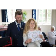 Portrait de monsieur Dominique Le Brun, écrivain de Marine, en compagnie d'un lauréat lors de la remise des prix du Plumier d'or au pavillon de musique de la Maison d'éducation de la Légion d'honneur à Saint-Denis.