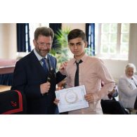 Portrait de monsieur Dominique Le Brun, écrivain de Marine, en compagnie d'un lauréat lors de la remise des prix du Plumier d'or au pavillon de musique de la Maison d'éducation de la Légion d'honneur à Saint-Denis.
