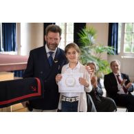 Portrait de monsieur Dominique Le Brun, écrivain de Marine, en compagnie d'un lauréat lors de la remise des prix du Plumier d'or au pavillon de musique de la Maison d'éducation de la Légion d'honneur à Saint-Denis.