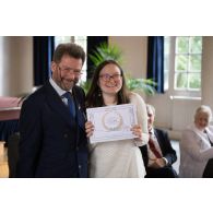 Portrait de monsieur Dominique Le Brun, écrivain de Marine, en compagnie d'un lauréat lors de la remise des prix du Plumier d'or au pavillon de musique de la Maison d'éducation de la Légion d'honneur à Saint-Denis.