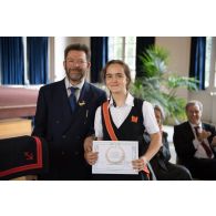 Portrait de monsieur Dominique Le Brun, écrivain de Marine, en compagnie d'un lauréat lors de la remise des prix du Plumier d'or au pavillon de musique de la Maison d'éducation de la Légion d'honneur à Saint-Denis.