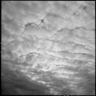 [Ciel nuageux au dessus des monts Ksour.]