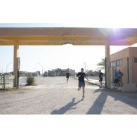 Soldats participant à la course de dix kilomètres entre soldats français, américains et danois à travers les rues de la ville irakienne d'Al-Qaïm, située à proximité de la frontière avec la Syrie. Cette course, agissant comme exercice de cohésion sous le nom de Chaplain race, est organisée par le Pasteur Luke Basler, aumônier militaire rattaché à la 10e division de montagne de l'armée américaine.
