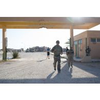 Deux soldats américains participent à la course de dix kilomètres entre soldats français, américains et danois à travers les rues de la ville irakienne d'Al-Qaïm, située à proximité de la frontière avec la Syrie. Cette course, agissant comme exercice de cohésion sous le nom de Chaplain race, est organisée par le Pasteur Luke Basler, aumônier militaire rattaché à la 10e division de montagne de l'armée américaine.