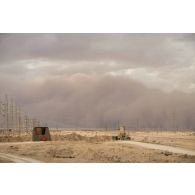 Une tempête de sable se prépare aux abords de la ville irakienne d'Al-Qaïm, située à proximité de la frontière avec la Syrie, où se trouve le camp du SGTA (sous-groupement tactique d'artillerie) Lion du 3e RAMa intégré à la Task Force Wagram.