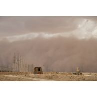 Une tempête de sable se prépare aux abords de la ville irakienne d'Al-Qaïm, située à proximité de la frontière avec la Syrie, où se trouve le camp du SGTA (sous-groupement tactique d'artillerie) Lion du 3e RAMa intégré à la Task Force Wagram.