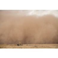 Une tempête de sable souffle sur la ville irakienne d'Al-Qaïm, située à proximité de la frontière avec la Syrie, où se trouve le camp du SGTA (sous-groupement tactique d'artillerie) Lion du 3e RAMa intégré à la Task Force Wagram.