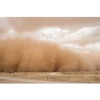 Une tempête de sable souffle sur la ville irakienne d'Al-Qaïm, située à proximité de la frontière avec la Syrie, où se trouve le camp du SGTA (sous-groupement tactique d'artillerie) Lion du 3e RAMa intégré à la Task Force Wagram.