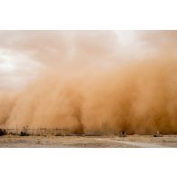 Une tempête de sable souffle sur la ville irakienne d'Al-Qaïm, située à proximité de la frontière avec la Syrie, où se trouve le camp du SGTA (sous-groupement tactique d'artillerie) Lion du 3e RAMa intégré à la Task Force Wagram.