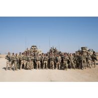 Bigors du SGTA (sous-groupement tactique d'artillerie) Lion du 3e RAMa intégré à la Task Force Wagram, en compagnie des soldats américains de la 36e division d'infanterie intégrée à la Task Force Lion, posant pour la photographie avant le départ du convoi routier menant les sections de tirs de la 3e batterie, jusqu'au PC de la 8e division irakienne implanté au bord de l'Euphrate, lors de l'appui aux troupes syriennes engagées dans l'offensive de Deir ez-Zor baptisée opération Tempête d'al-Jazira. Celle-ci, lancée depuis septembre 2017 par les FDS (forces démocratiques syriennes), vise à reprendre le contrôle des provinces frontalières avec l'Irak.