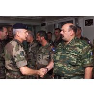 Avant la réunion de travail, le COM-KFOR salue les commandants des contingents étrangers : les colonels commandant les bataillons grec ( I. Kollias) et danois et les commandant du bataillon marocain et émirati (Al Ghafli).