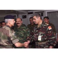 Avant la réunion de travail, le COM-KFOR salue les commandants des contingents étrangers : les colonels commandant les bataillons grec ( I. Kollias) et danois et les commandant du bataillon marocain et émirati (Al Ghafli).