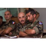 Deux officiers supérieurs (Al Ghafli) du contingent des EAU (Emirats Arabes Unis) discutent entre eux pendant le briefing de l' état-major. Les soldats des EAU sont sur le point de quitter la KFOR et la BMN-N.