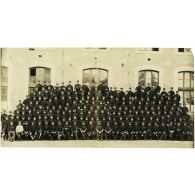 14 juillet 1906, Saïgon, rassemblement pour le défilé après la revue. [légende d'origine]