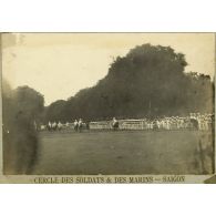 Revue militaire à l'occasion de la prise de commandement du général Dumas, à la tête de la 2e division d'infanterie coloniale à Saigon en 1906. Cercle des soldats et des marins - Saigon. [légende d'origine]