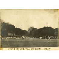 Défilé du 11 avril 1906. Salut au drapeau du 11e régiment d'infanterie coloniale. Cercle des soldats et des marins - Saigon. [légende d'origine]