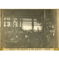 [Un groupe de danseuses khmers dans un temple].