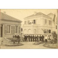Portrait de groupe devant l'ambassade à Saigon. [légende d'origine]