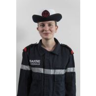 Portrait de l'enseigne de vaisseau Hélène, rédacteur infographiste du Sirpa Marine (service de relations publiques de la Marine), réalisé dans le cadre de la plaquette Mercator.