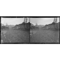 Méru, Oise, en gare, troupes américaines montant au combat. Débarquement des chevaux. [légende d'origine]