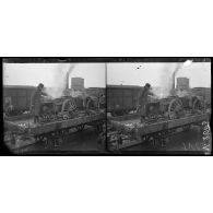 Méru, Oise, en gare, arrivée d'une division américaine montant aux lignes. La cuisine roulante en activité sur le train. [légende d'origine]