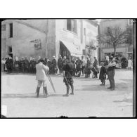 Un groupe de soldats pose pour le photographe ambulant sur la place d'un village (suite du n°1124). [légende d'origine]