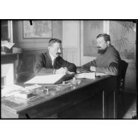 Paris. Cantine refuge du VIe arrondissement rue de l'Abbaye. Bureau de réception à l'arrivée des militaires. [légende d'origine]