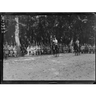 Saint-Germain-en-Laye, le général Desforges sabre au clair. [légende d'origine]