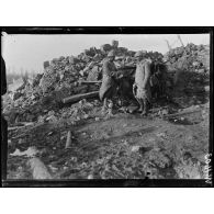 Soldats près de la ferme de Saint-Guilain. [légende d'origine]