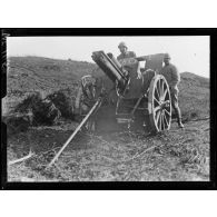 Plateau des Cravettes, canon de 105 mm pris à l'ennemi. [légende d'origine]