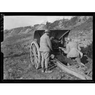 Plateau des Cravettes, canon de 105 mm pris à l'ennemi. [légende d'origine]