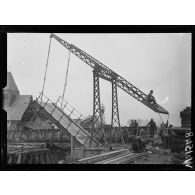 Béthencourt-sur-Somme, construction d'un pont [légende d'origine]