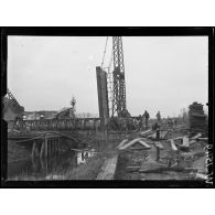 Béthencourt-sur-Somme, construction d'un pont. [légende d'origine]
