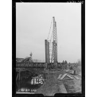Béthencourt-sur-Somme, reconstruction d'un pont. [légende d'origine]