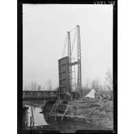 Béthencourt-sur-Somme, reconstruction d'un pont. [légende d'origine]