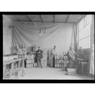 Bury (Oise). Atelier de taraudage et vernissage de grenades pour fusils tromblon. [légende d'origine]