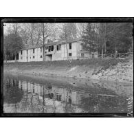 Verdun. Le cercle nautique vu de la Meuse. [légende d’origine]