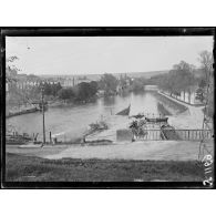 Verdun. Panorama des bords de la Meuse pris de l’usine électrique. [légende d’origine]