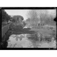 Verdun. Un bras de la Meuse et les fossés. [légende d’origine]