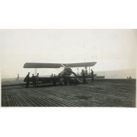 Mars 1920. Escadre anglaise à Alger. Sur l'"Argus" porte-avions. Sur le pont supérieur, les cordes qui freinent à l'abordage. [légende d'origine]