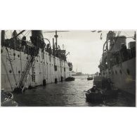 Mars 1920. Escadre anglaise à Alger. Entre deux destroyers. [légende d'origine]
