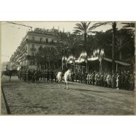 Alger. 11 nov[embre] 1920. La Revue de l'Armistice sur le boul[evar]d de la République entre le port et le square Bresson. G[énér]al Mesple. Le défilé. [légende d'origine]